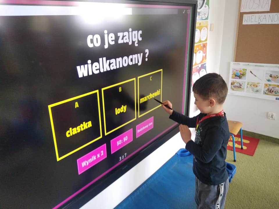 Dziecko przy tablicy interaktywnej przedszkole BBB Zgierz